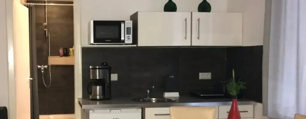 messezimmer-koeln-kueche-dusche-1024x576